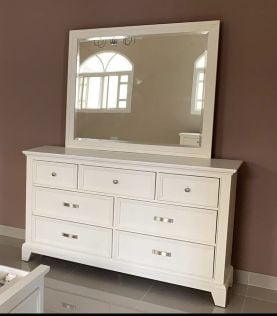 dresser and chest of drawers 