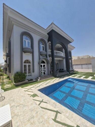 للبيع فيلا فخمة بمنطقة الغرافة