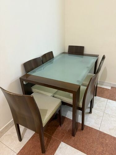طاولة طعام جيدة مع 4 كراسي