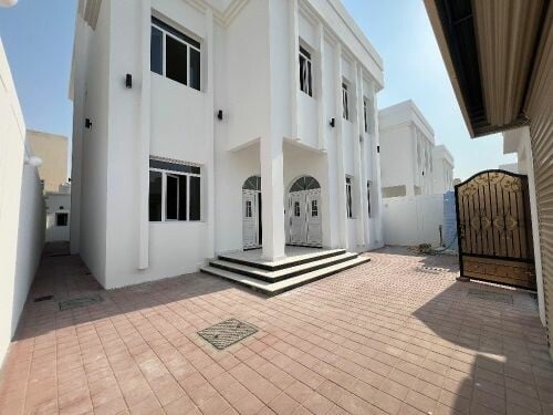 للايجار فيلا جديده بالخور