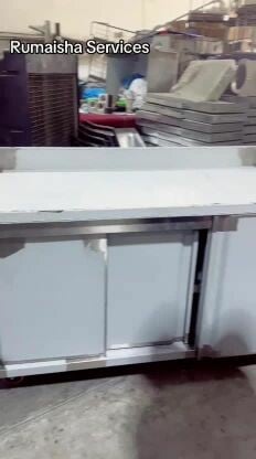 طاولة من الفولاذ المقاوم للصدأ