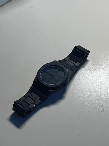 ساعة سوداء/بيضاء كلاسيكية 