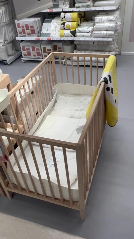 سرير اطفال  ومرتبه من ايكيا جديد 