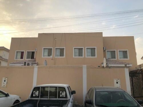 للبيع فلل متلاصقة مؤجره في معيذر