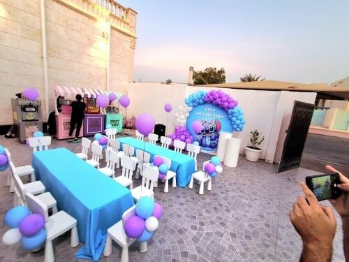 طاولات وحفلة كاملة