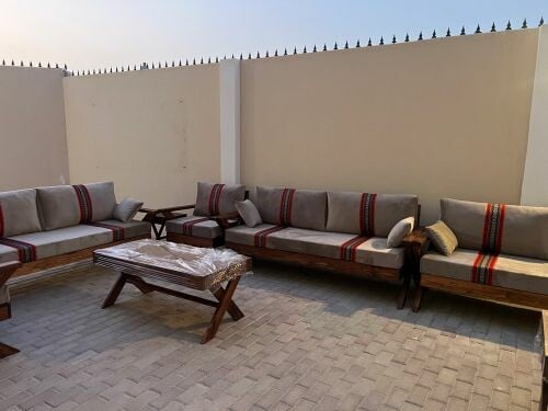 كراسي وطاولات 