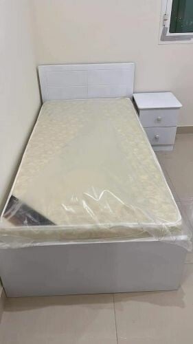 سرير خشبي مع مرتبة