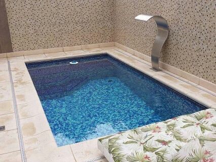 برك سباحة  وشلالات 