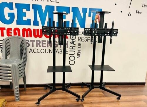 حامل تلفزيون بعجلات