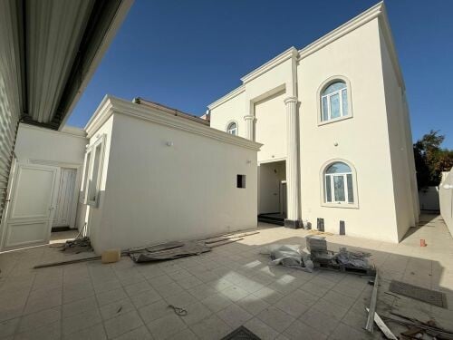 للبيع فيلا في معيذر الشمالي. 