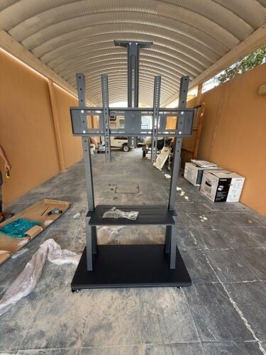 حامل تلفزيون كبير مع عجلات