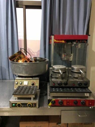 Popcorn machine and girls' hair m