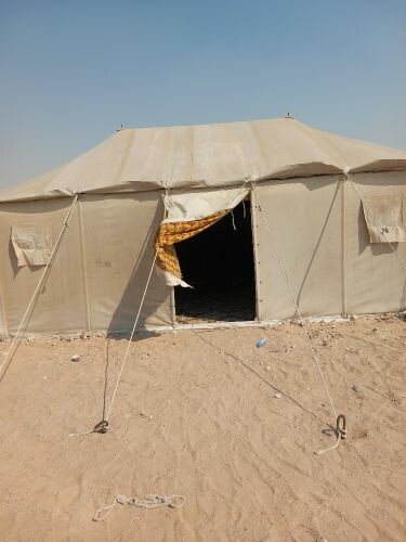 نقوم بتثبيت الخيم مع تركيب الخيم