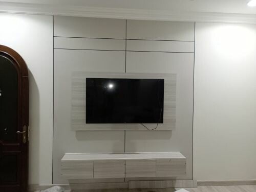 لوح خشبي وخزانة تلفزيون