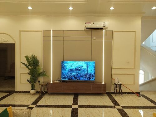 لوح خشبي وخزانة تلفزيون