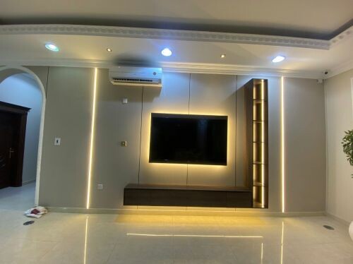 لوح خشبي وخزانة تلفزيون