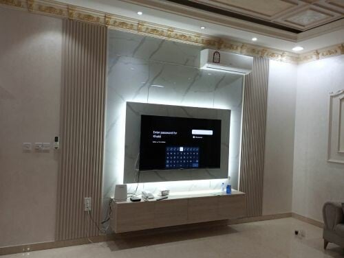 لوح خشبي وخزانة تلفزيون