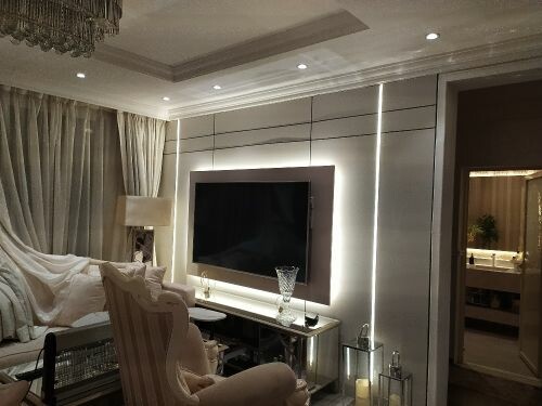 لوح خشبي وخزانة تلفزيون