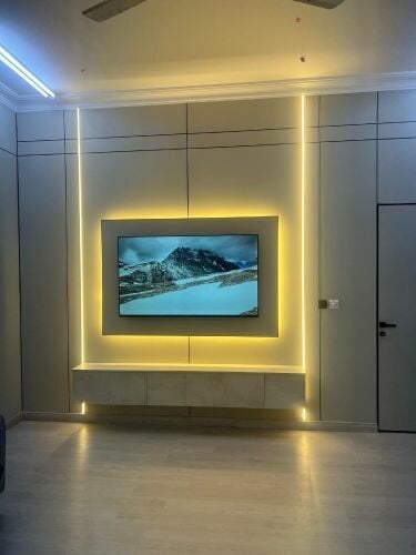 لوح خشبي وخزانة تلفزيون