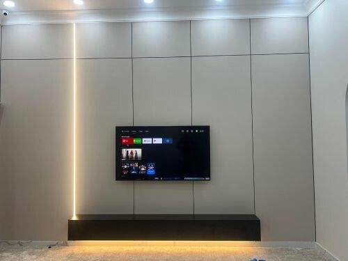 لوح خشبي وخزانة تلفزيون