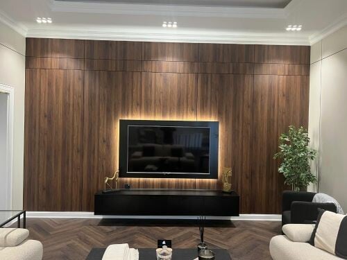 لوح خشبي وخزانة تلفزيون