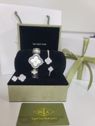 اطقم نسائيه فإن كليف