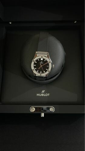 ساعه هوبلت اللون الاسود 