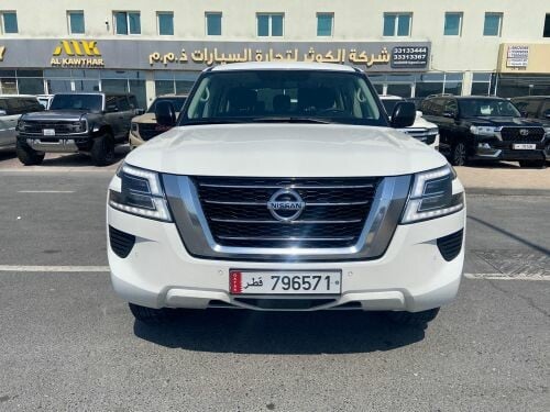 Nissan XE V8 white 
