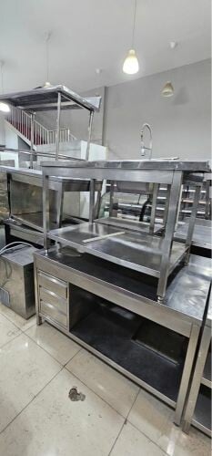 يوجد لدينا طاولات مختلفه المطاعم