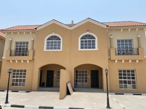 for rent 10 villa in compound