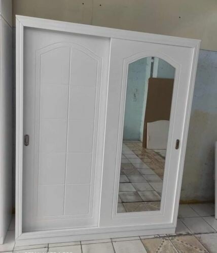 خزانة صغيرة ذات بابين وثلاثة أبوا