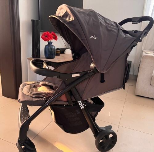 عربة اطفال جديدة