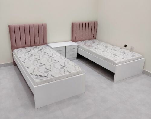 سرير مفرد وخزانة صغيرة للبيع.3367