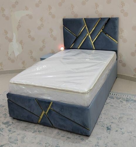 سرير مفرد وخزانة صغيرة للبيع.3367