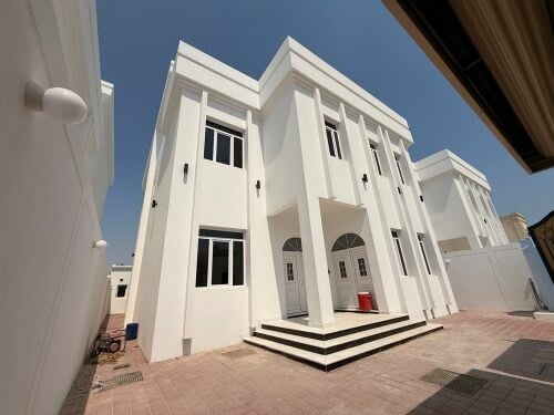 للايجار فيلا جديده بالخور