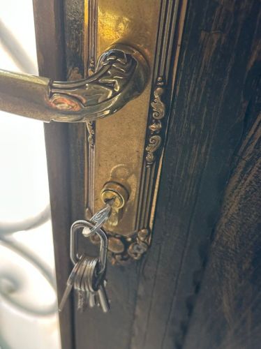 تركيب وصيانة الأبواب والاقفال وفت