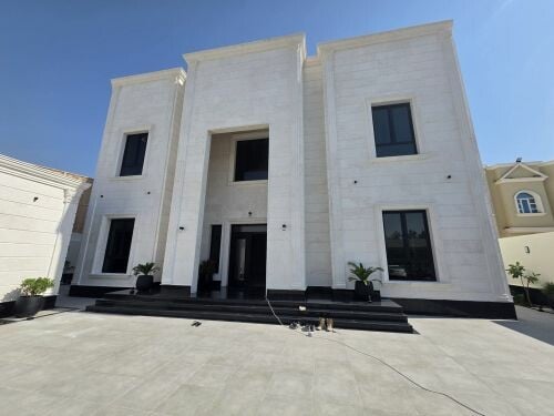 للبيع فيلا بام قرن ٨٦٥متر فاخرة