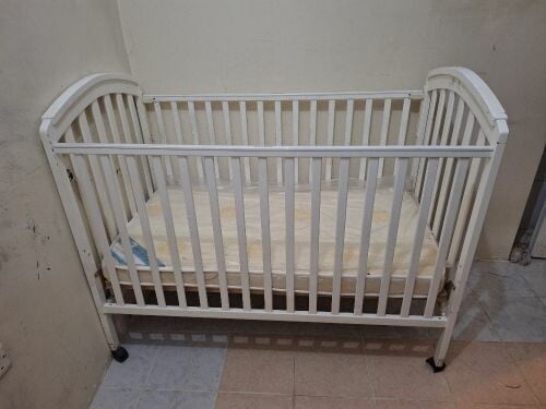 سرير اطفال مع فراش جديد