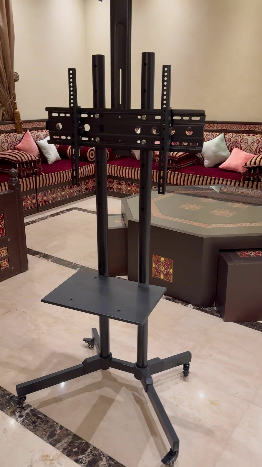 حامل تلفزيون مع عربة