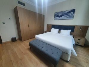 شقق 1 و2و3 غرفة شامل قريب المترو