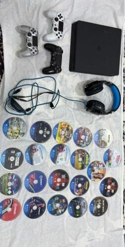 PS4  with 21  CD and 2 cont