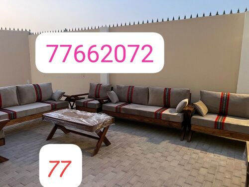 كراسي وطاولات
