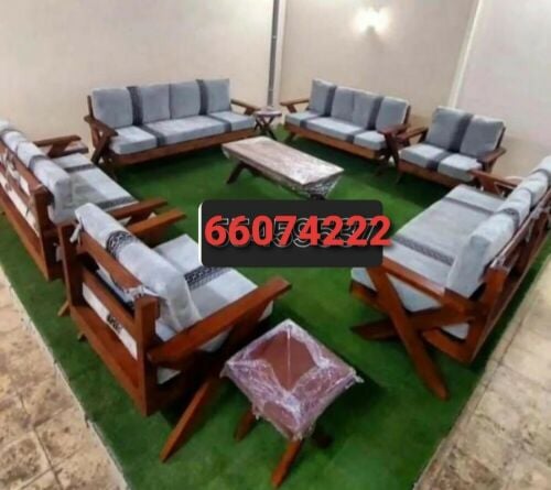 كراسى خشب وطاولات