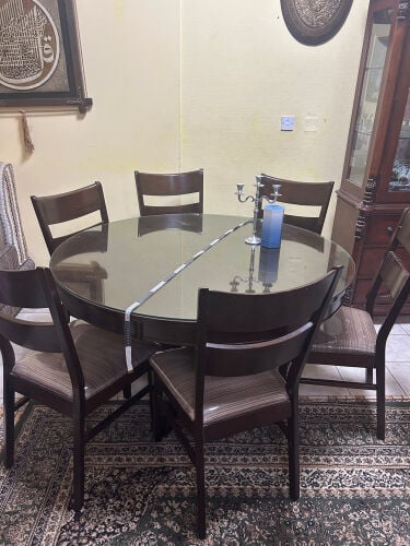 طاولة طعام مع خزانة صحون
