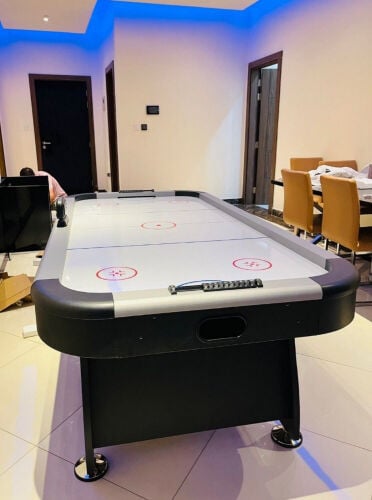 Air hockey table 