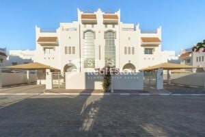 فيلا من ٣ غرف نوم مع غرفة خامة