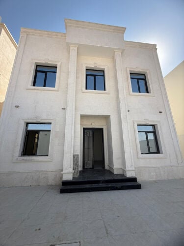 للبيع فيلًا بام قرن 580