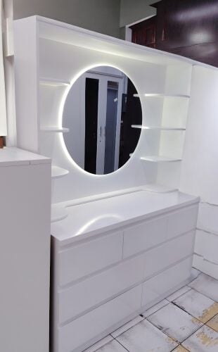 بيع وتصنيع طاولة الزينة والكرسي.