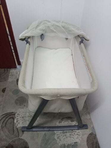 سرير اطفال وكرسي سياره