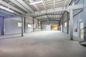 Workshop with 8 Rooms for Rent